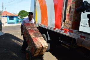 Entrega de leites Aurora na Fraternidade Cristã de Pessoas com Deficiência (FCD), em Chapecó (SC)