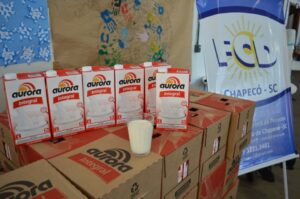 Entrega de leites Aurora na Fraternidade Cristã de Pessoas com Deficiência (FCD), em Chapecó (SC)