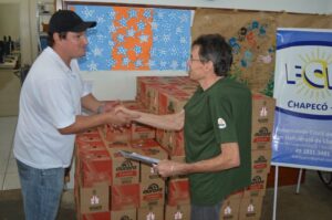 Entrega de leites Aurora na Fraternidade Cristã de Pessoas com Deficiência (FCD), em Chapecó (SC)