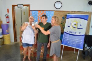 Entrega de leites Aurora na Fraternidade Cristã de Pessoas com Deficiência (FCD), em Chapecó (SC)