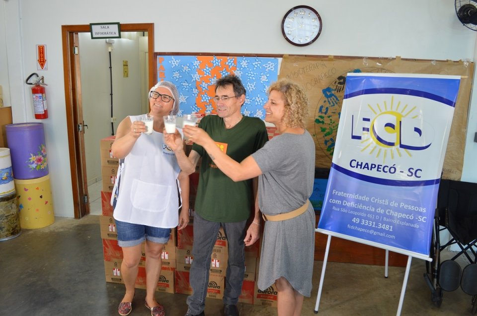 Entrega de leites Aurora na Fraternidade Cristã de Pessoas com Deficiência (FCD), em Chapecó (SC)