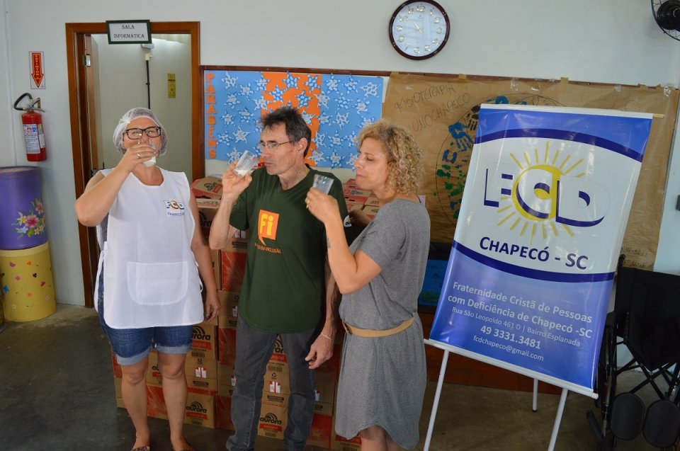 Entrega de leites Aurora na Fraternidade Cristã de Pessoas com Deficiência (FCD), em Chapecó (SC)