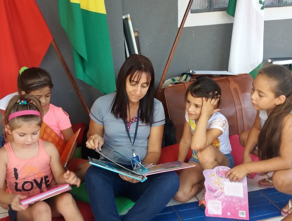 Contação de histórias com o programa Roda de Leitura em Guatambu (SC)