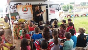 Contação de histórias com o programa Roda de Leitura em Guatambu (SC)