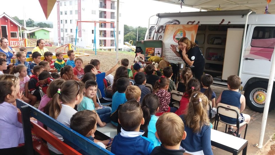 Contação de histórias com o programa Roda de Leitura em Guatambu (SC)