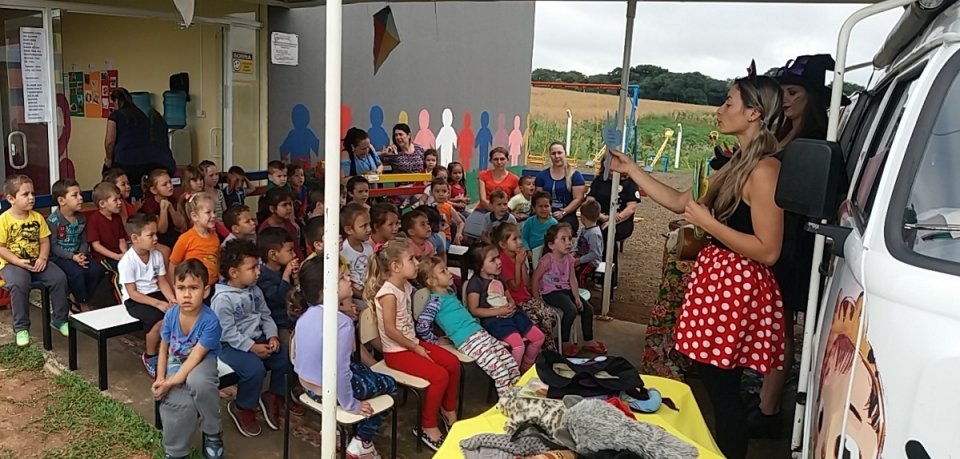 Contação de histórias com o programa Roda de Leitura em Guatambu (SC)