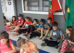 Contação de histórias com o programa Roda de Leitura em Guatambu (SC)