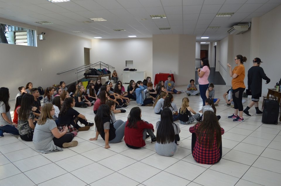 Workshop de dança com os alunos do programa Vozes do Corpo