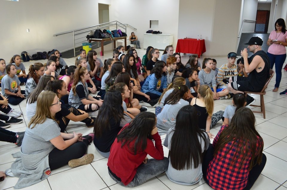 Workshop de dança com os alunos do programa Vozes do Corpo