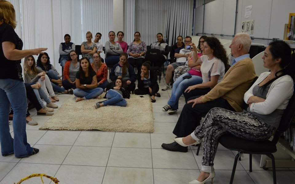Programa Roda de Leitura leva contação de histórias, leitura e socialização a espaços