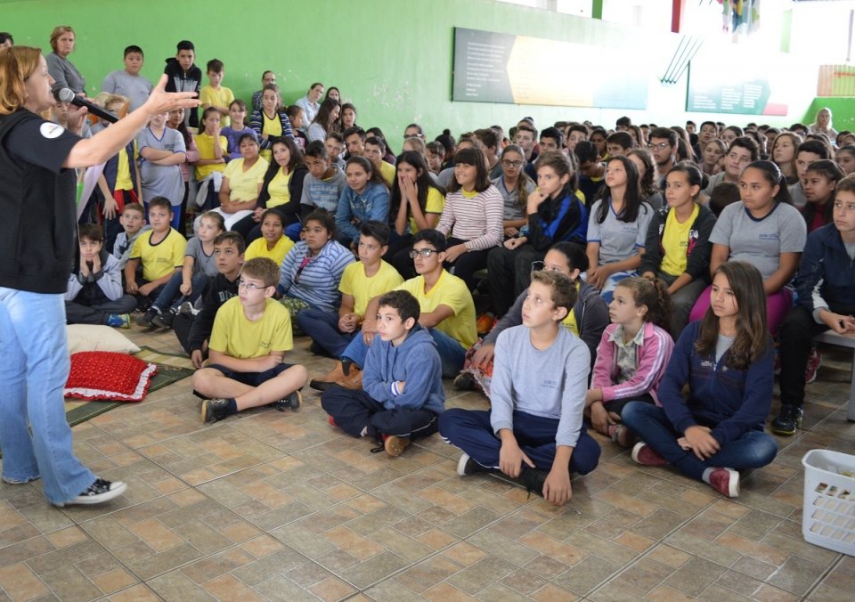 Programa Roda de Leitura leva contação de histórias, leitura e socialização a espaços
