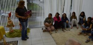 Programa Roda de Leitura leva contação de histórias, leitura e socialização a espaços