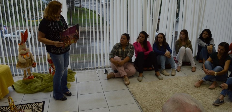 Programa Roda de Leitura leva contação de histórias, leitura e socialização a espaços