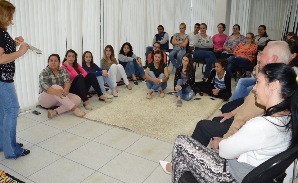 Programa Roda de Leitura leva contação de histórias, leitura e socialização a espaços