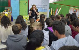 Programa Roda de Leitura leva contação de histórias, leitura e socialização a espaços