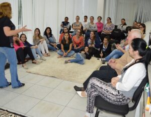 Programa Roda de Leitura leva contação de histórias, leitura e socialização a espaços