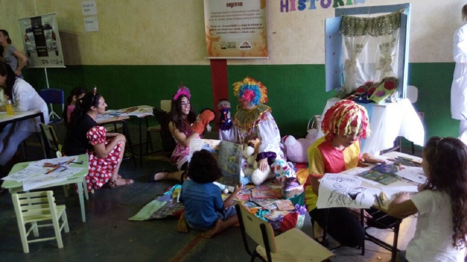 Voluntários da Aurora Alimentos realizam contação de histórias durante mutirão da saúde
