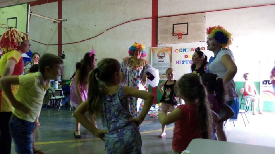 Voluntários da Aurora Alimentos realizam contação de histórias durante mutirão da saúde
