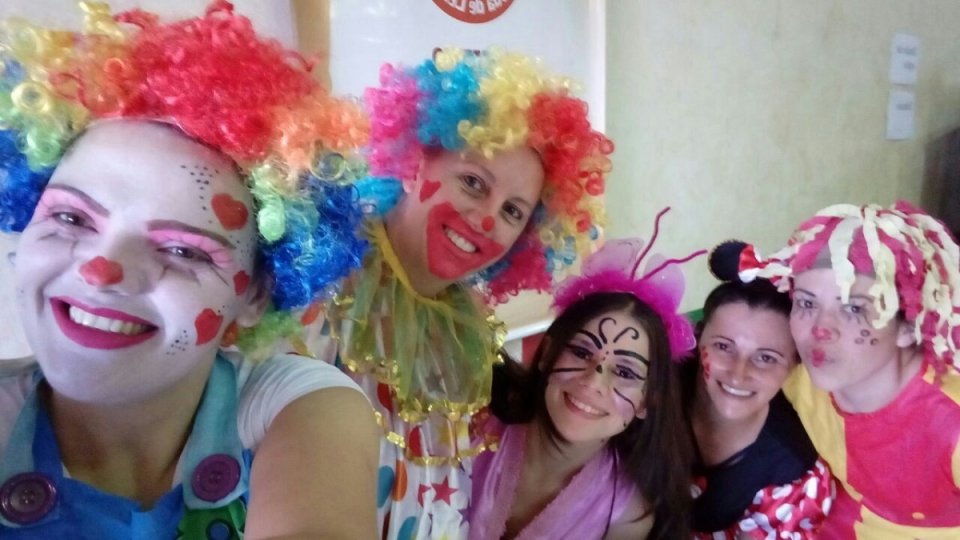 Voluntários da Aurora Alimentos realizam contação de histórias durante mutirão da saúde