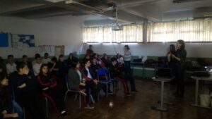 Equipe Amigos da Cooperação realiza Cinema da Prevenção na Escola Milton Alvez de Souza