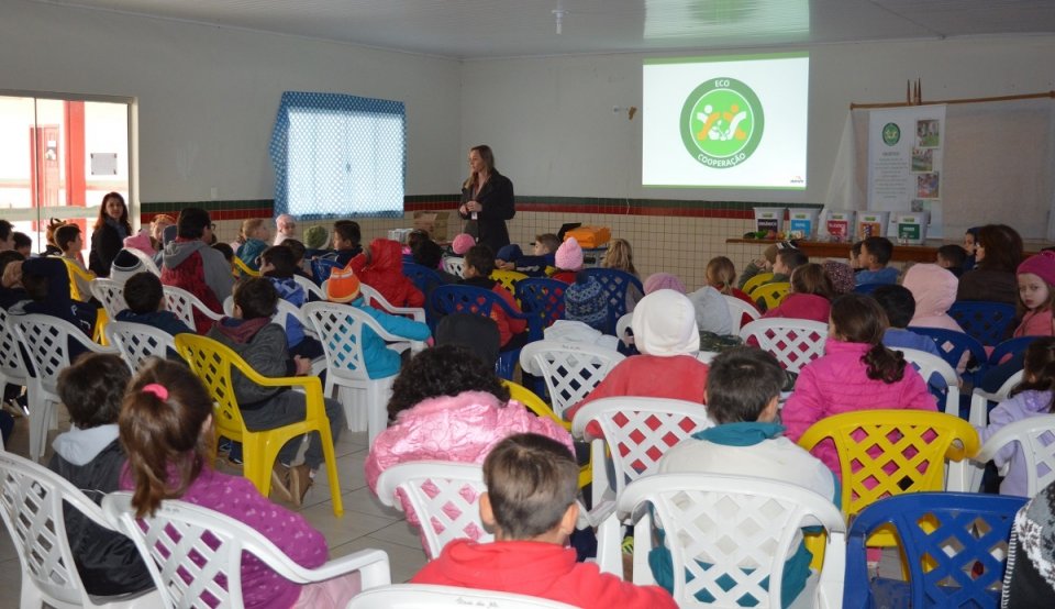Programa Eco Cooperação promovendo a educação ambiental