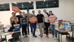 Voluntários auxiliam na organização da nova biblioteca de Escola em São Miguel do Oeste (SC)