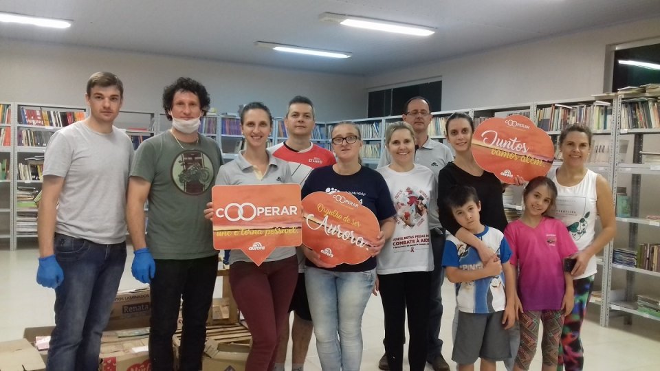 Voluntários auxiliam na organização da nova biblioteca de Escola em São Miguel do Oeste (SC)