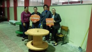 Voluntários auxiliam na organização da nova biblioteca de Escola em São Miguel do Oeste (SC)