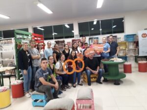 Voluntários auxiliam na organização da nova biblioteca de Escola em São Miguel do Oeste (SC)