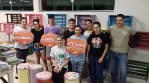 Voluntários auxiliam na organização da nova biblioteca de Escola em São Miguel do Oeste (SC)