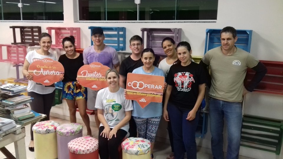 Voluntários auxiliam na organização da nova biblioteca de Escola em São Miguel do Oeste (SC)