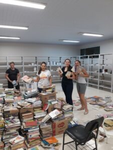 Voluntários auxiliam na organização da nova biblioteca de Escola em São Miguel do Oeste (SC)