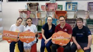 Voluntários auxiliam na organização da nova biblioteca de Escola em São Miguel do Oeste (SC)