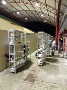 Voluntários auxiliam na organização da nova biblioteca de Escola em São Miguel do Oeste (SC)