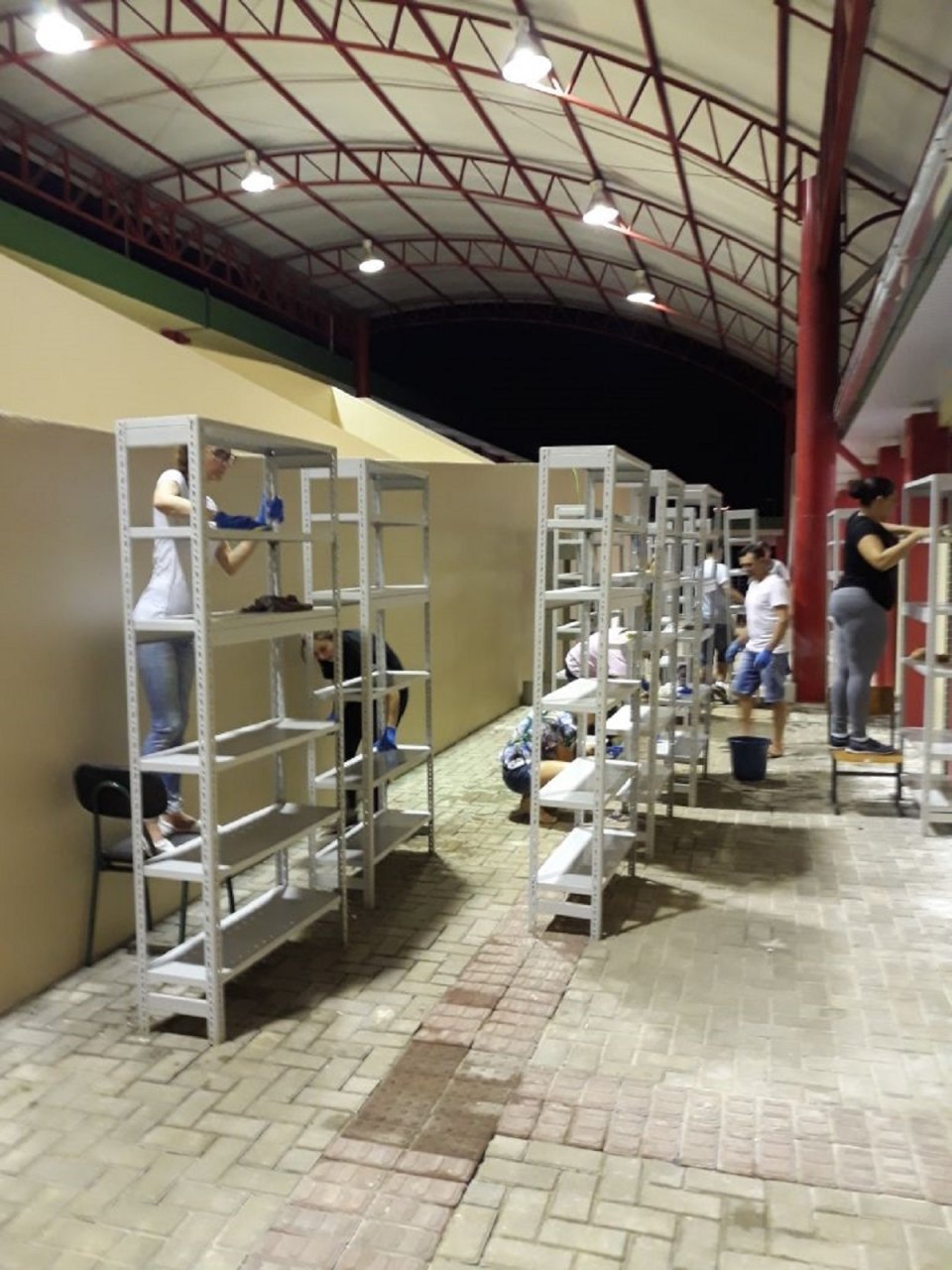 Voluntários auxiliam na organização da nova biblioteca de Escola em São Miguel do Oeste (SC)