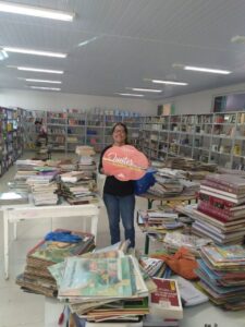 Voluntários auxiliam na organização da nova biblioteca de Escola em São Miguel do Oeste (SC)