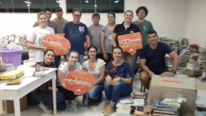 Voluntários auxiliam na organização da nova biblioteca de Escola em São Miguel do Oeste (SC)