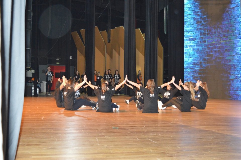 Alunos do Grupo Vozes do Corpo participam de festival de dança em Curitiba (PR)