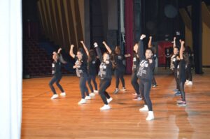 Alunos do Grupo Vozes do Corpo participam de festival de dança em Curitiba (PR)