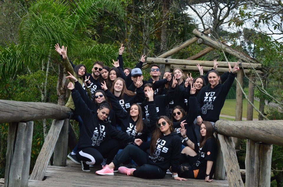 Alunos do Grupo Vozes do Corpo participam de festival de dança em Curitiba (PR)