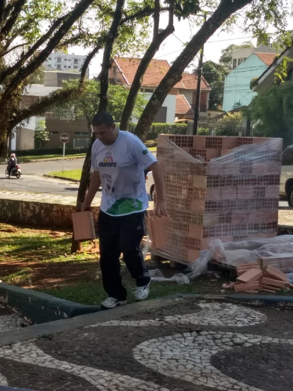 Voluntários Amigo Energia dão continuidade em ações de revitalização em Praça de Chapecó (SC)