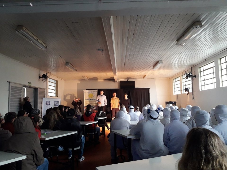 Vivendo Saúde: Empregados da Aurora Alimentos assistem peça teatral Labirintus