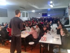 Vivendo Saúde: Empregados da Aurora Alimentos assistem peça teatral Labirintus