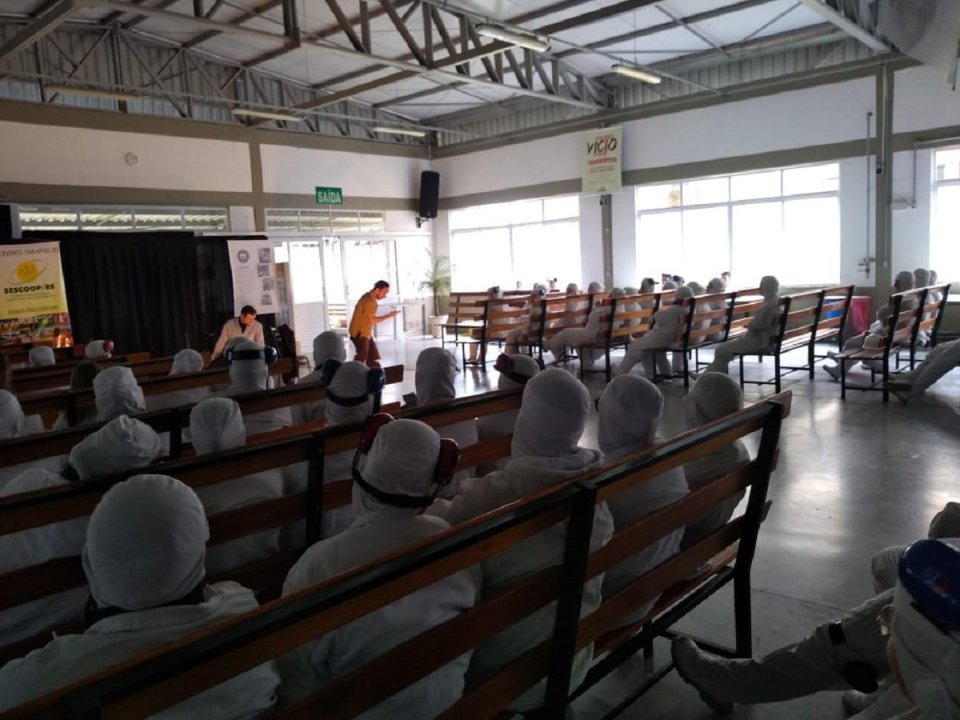 Vivendo Saúde: Empregados da Aurora Alimentos assistem peça teatral Labirintus