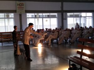 Vivendo Saúde: Empregados da Aurora Alimentos assistem peça teatral Labirintus