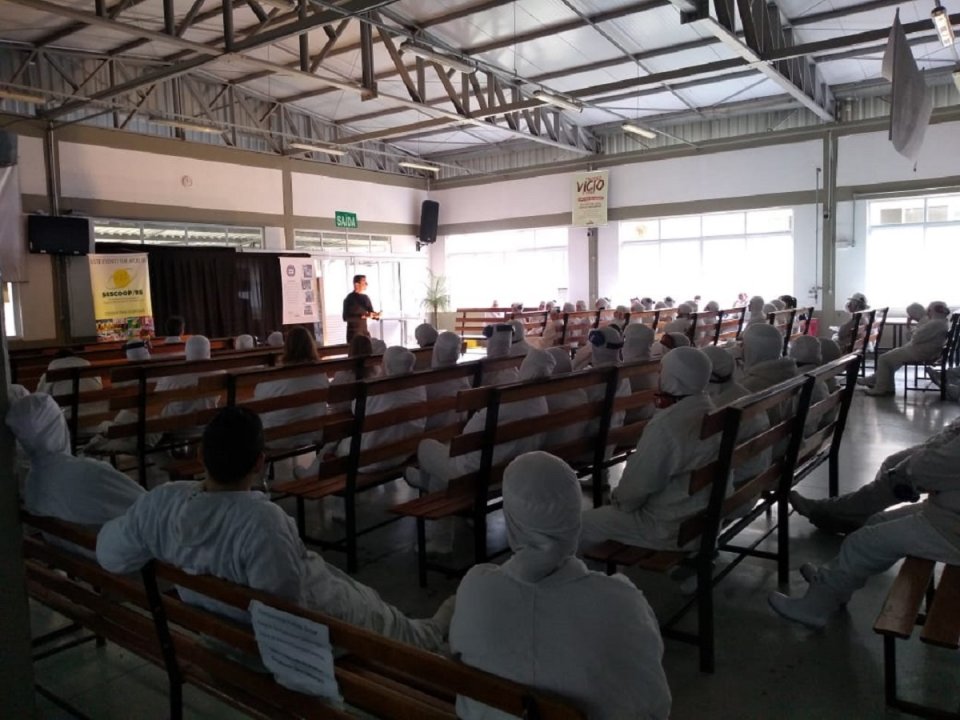 Vivendo Saúde: Empregados da Aurora Alimentos assistem peça teatral Labirintus