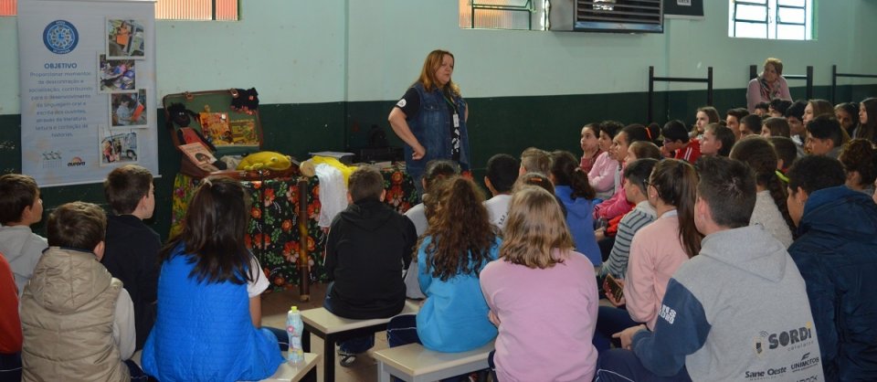 Programa Roda de Leitura proporciona momentos de contação de histórias e socialização