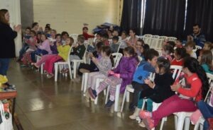 Programa Roda de Leitura proporciona momentos de contação de histórias e socialização