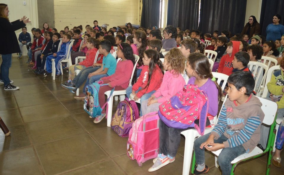 Programa Roda de Leitura proporciona momentos de contação de histórias e socialização