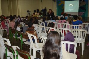 Programa Roda de Leitura proporciona momentos de contação de histórias e socialização